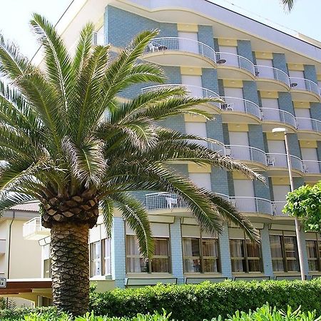 Hotel Boston 阿尔巴·阿德里亚蒂卡 外观 照片