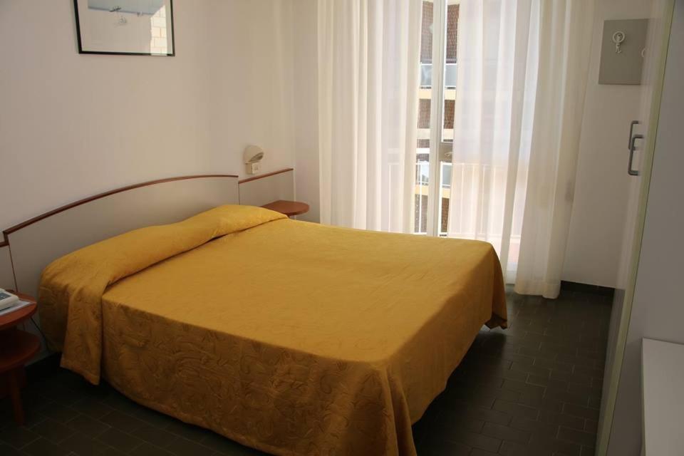 Hotel Boston 阿尔巴·阿德里亚蒂卡 外观 照片